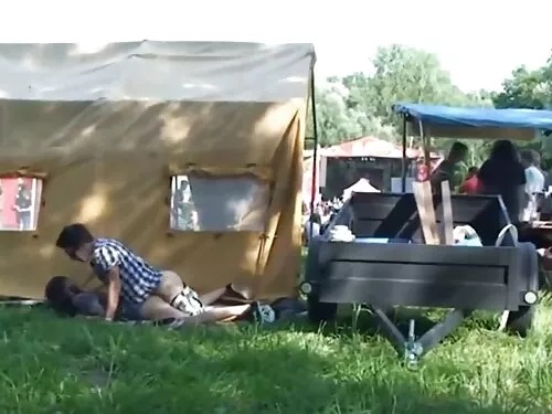O blondă cu o tunsoa ...
