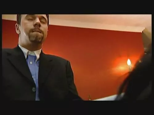 O tipă plătește pent ...
